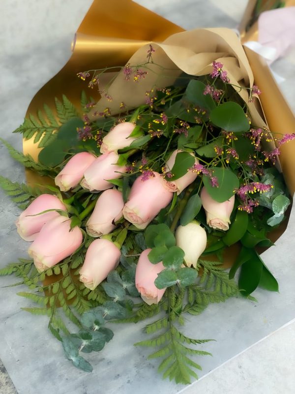 Bouquet Dozen Light Pink Roses MP