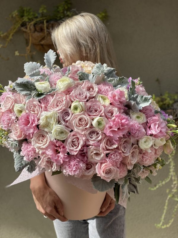 Blush pink roses with hydrangea and beautiful ranunculus 05/25